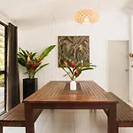 B\'S Beach House On Muri Lagoon