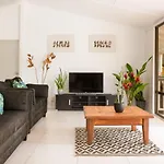 B\'S Beach House On Muri Lagoon