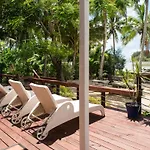 B\'S Beach House On Muri Lagoon
