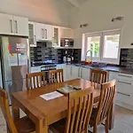 Hibiscus Holiday Home - Sleeps Up To 9, Free Wifi