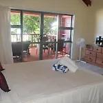 Muriavai Bungalow