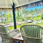 Motu Beachfront Art Villas