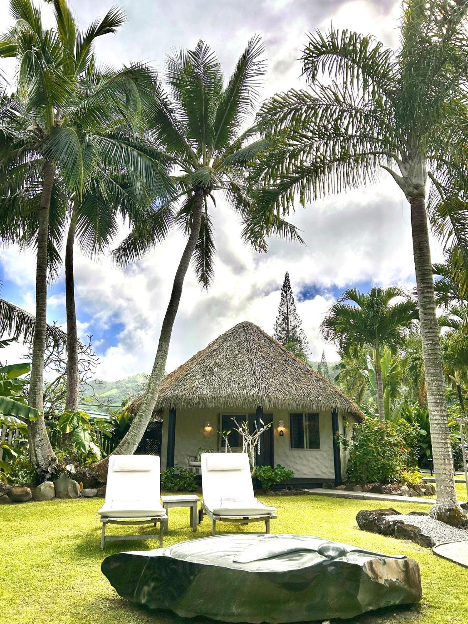 Villa Motu Beachfront Art